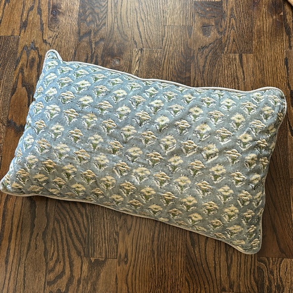 Pottery Barn Emeryk embroidered velvet cotton & linen lumbar pillow 16x26 zip - Picture 3 of 9